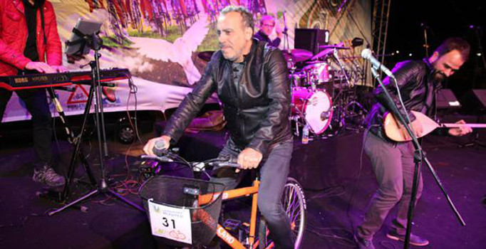 Haluk Levent sahnede bisikletle şarkı söyledi