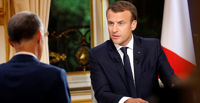 Macron ilk kez canlı yayına katıldı