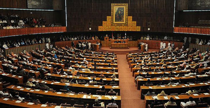 Pakistan'da 261 siyasetçinin milletvekilliği askıya alındı