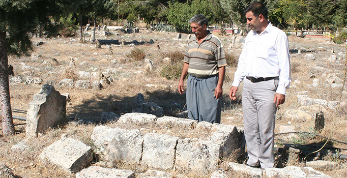 Mersin'de 700 yıllık Karamanoğulları dönemine ait mezarları yıkıp, yol açtılar