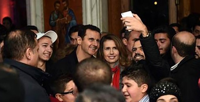 Beşar Esad eşi Esma Esed ile kilisede ortaya çıktı, selfie çektirdi