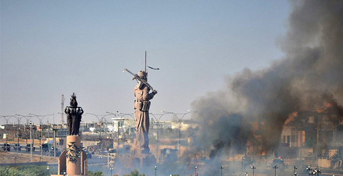 Irak ordusu Kerkük'teki peşmerge heykelini ateşe verdi