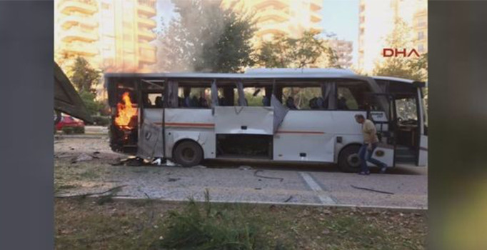 Son dakika! Mersin'de polis servis arasına bombalı saldırıdan ilk görüntüler
