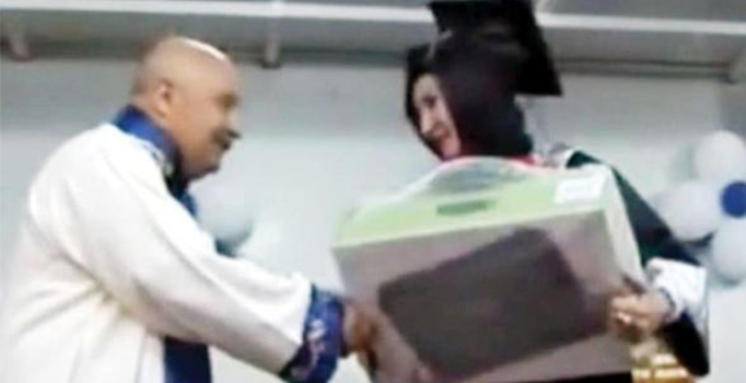 'Kadınla tokalaşmak, ateş tutmaktan daha korkunç' diyen Rektör'den açıklama