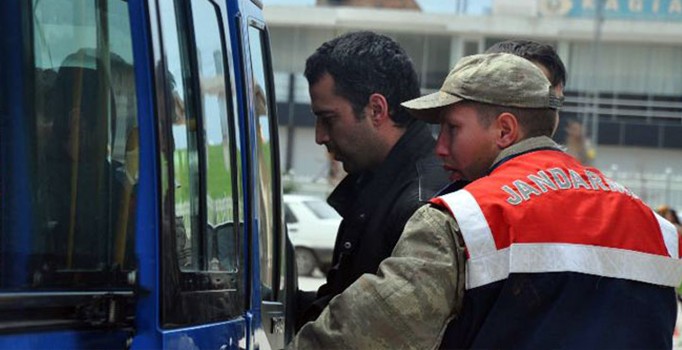 Babasını öldüren ünlü oyuncu Orhan Şimşek ilk duruşmasına çıktı