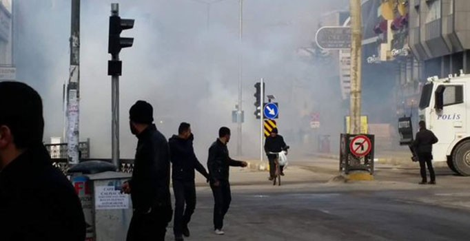 Van'da sokağa çıkma yasağı protestosunda olaylar çıktı
