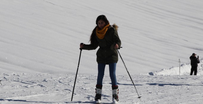Hakkari'de 2 bin 700 rakımda kayak ve mangal keyfi
