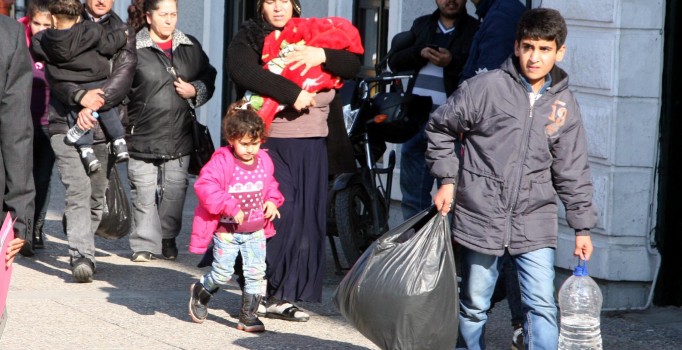 Avrupa yollarına düşen göçmenlerin Basmane durağı