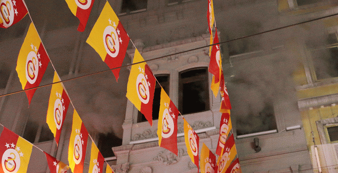 Beyoğlu'ndaki Galatasaray Store mağazasında yangın çıktı