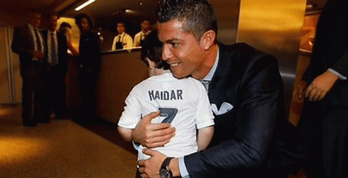 Ronaldo 3 yaşındaki Filistinli Haydar Mustafa ile buluştu