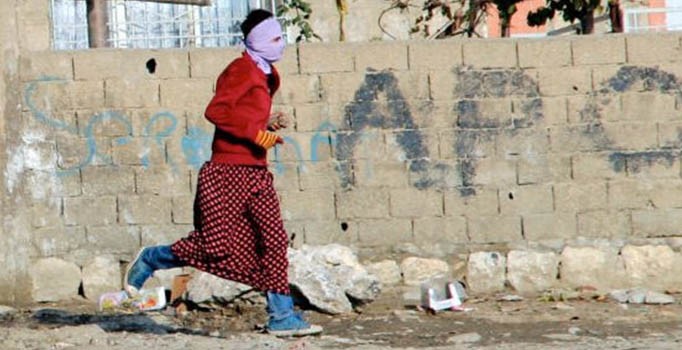 PKK'ya yardım ve yataklık suçundan aranan bir kişi, kadın kılığında yakalandı