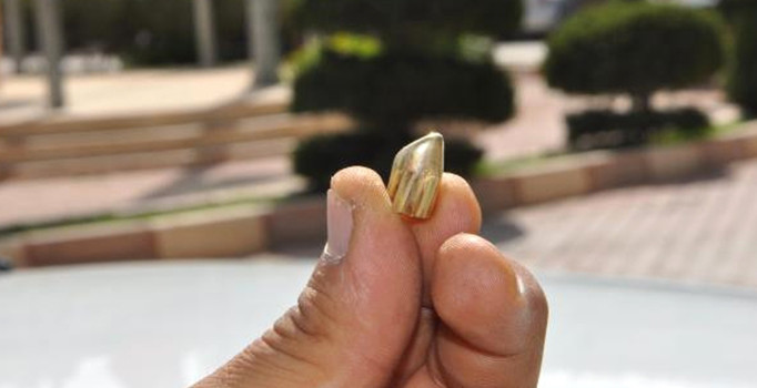 Sultanahmet'te 10 yaşındaki çocuğun bacağına yorgun mermi isabet etti