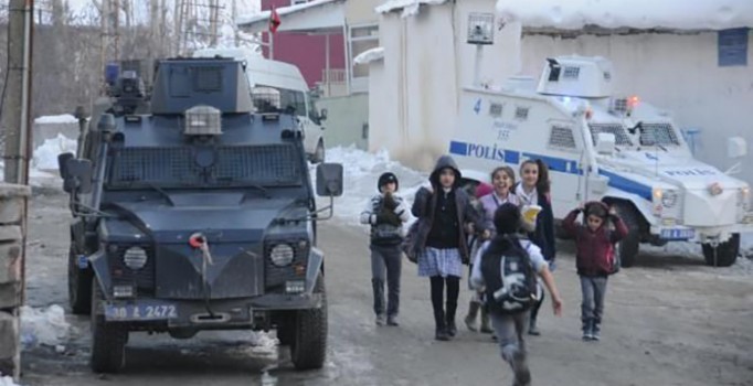Hakkari'de teröristler öğrenciler okuldayken molotof attı