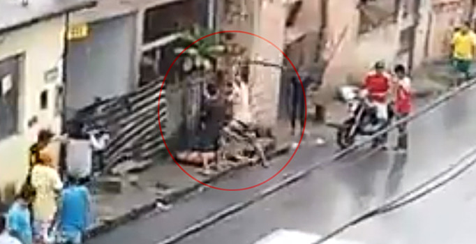 Üvey babasını sopayla öldürdü | Video