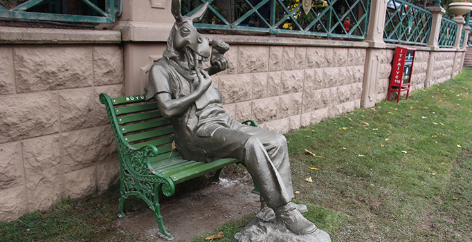 ‘Çekirdek Çitleyen Eşek’ heykeli meşhur oldu