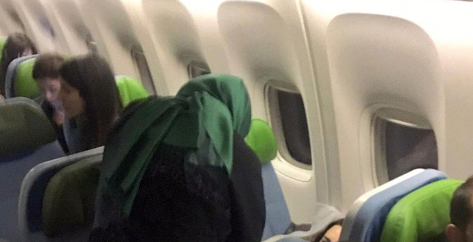 Uçakta rahatsızlanan oyuncuya ilk müdahale Bakan Kaya'dan geldi