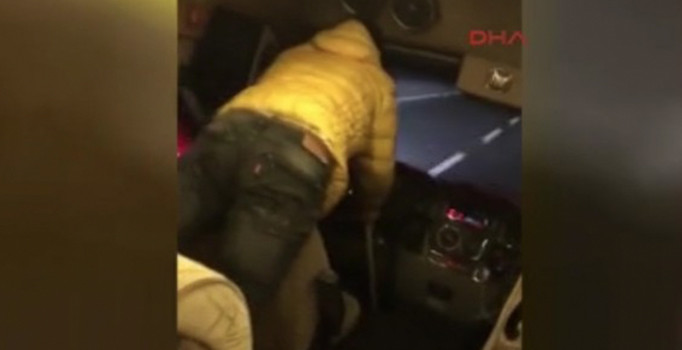 Minibüs şoföründen akan trafikte tehlikeli gösteri