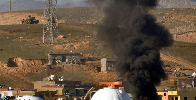 Cizre ve Silopi'de operasyon sürüyor, halk bodrumlara çekildi