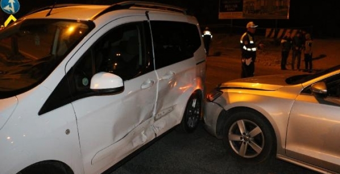 Alkollü sürücü polis aracına çarptı: 5 yaralı