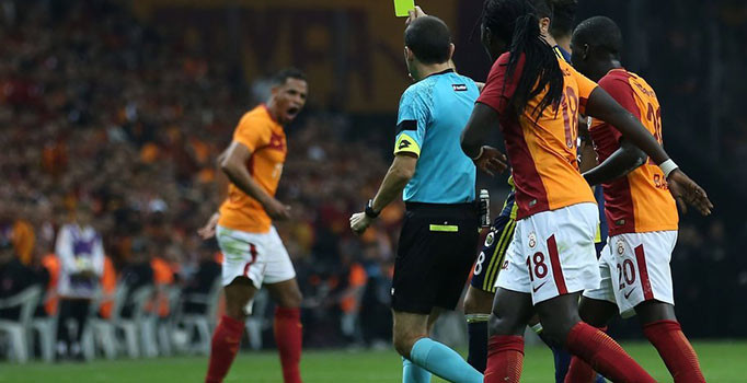 Galatasaraylı futbolculardan Cüneyt Çakır'a tepki
