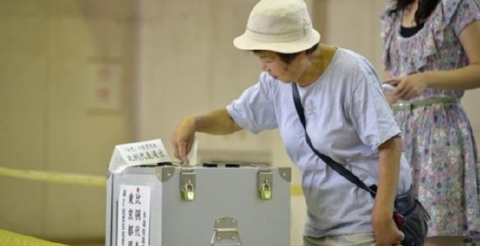 Japonya’da halk sandık başına gitti