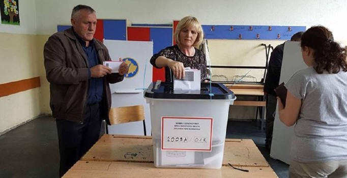 Kosova'da halk sandık başında