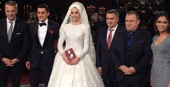 Beşiktaşlı futbolcu Mustafa Pektemek dünya evine girdi