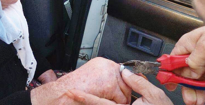 Yaşlı kadının parmağına sıkışan yüzüğü itfaiye çıkardı