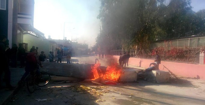 PKK yandaşları Tarsus'ta okul yaktı