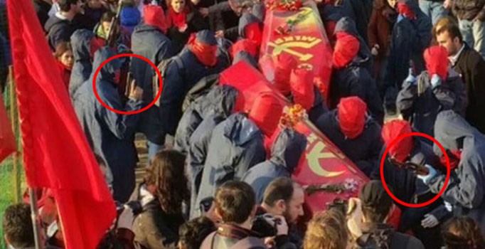 Gazi Mahallesi'nde terörist cenazesini silahlarla beklediler