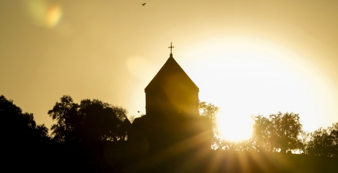 Akdamar Adası turistlerin akınına uğruyor