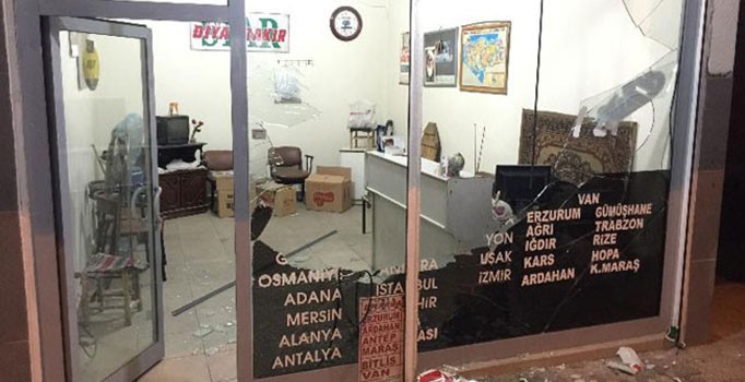 Diyarbakır'da zırhlı polis aracına bombalı saldırı