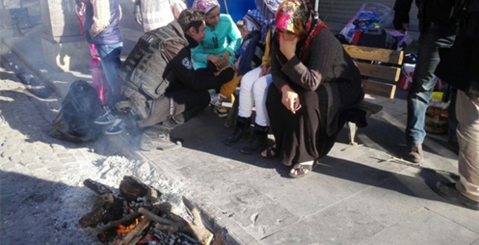 Sur'da polis kumanyalarını vatandaşlarla paylaştı, aynı ateşte ısındı