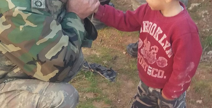 Silopi'de üşüyen çocuğu Tabur Komutanı nefesiyle ısıttı