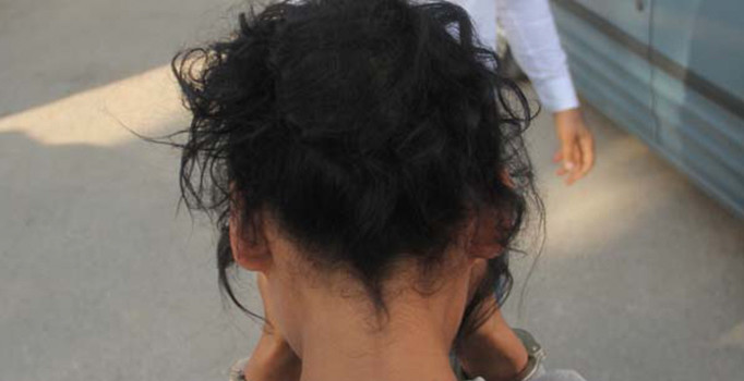 Topuz yaptığı saçına 32 paket eroin sakladı