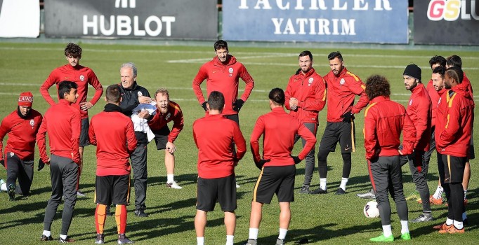 Galatasaray'da Semih Kaya Kastamonuspor maçında sakatlandı