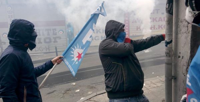 Okmeydanı'nda polise sapanla saldırdılar
