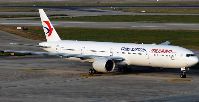 Çin’de hostes uçaktan düştü