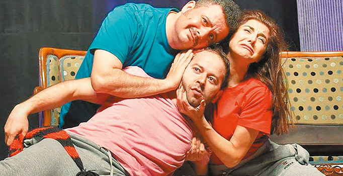 Şarkı söyletirken güldüren komedi