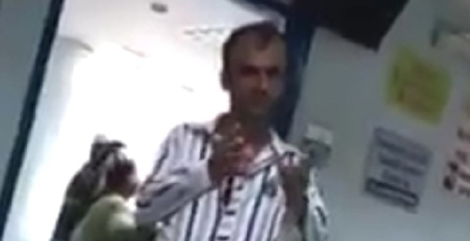 Tavuğu pansuman için hastaneye getirdi