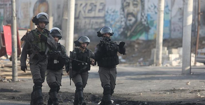 İsrail askerleri 8 Filistinliyi gözaltına aldı