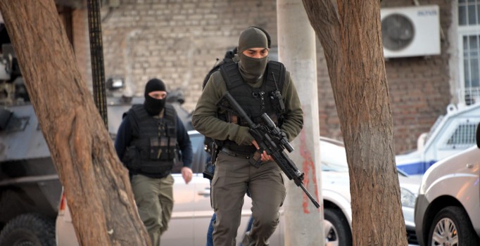 Diyarbakır Yenişehir'de polise saldırı: 3 terörist öldürüldü