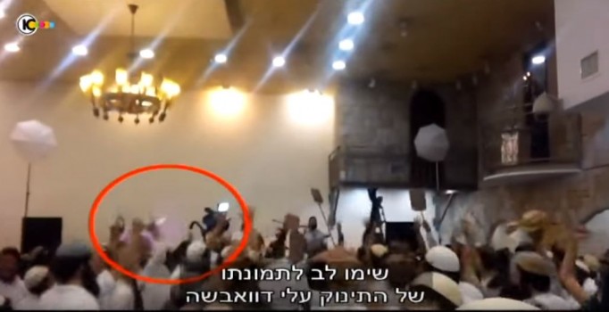 İsrailliler, 18 aylık bebeğin yakılmasını şarkılarla kutlamış