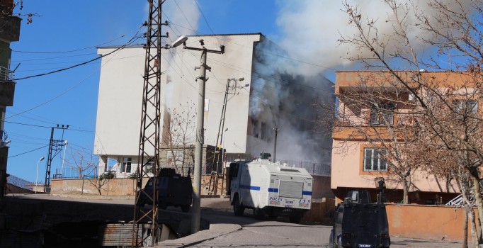 Şırnak'ta PKK'lılar bakanlık binasını 3. kez ateşe verdi