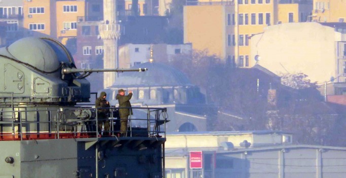 Rus savaş gemisi 'Minsk' İstanbul Boğazı'ndan geçti
