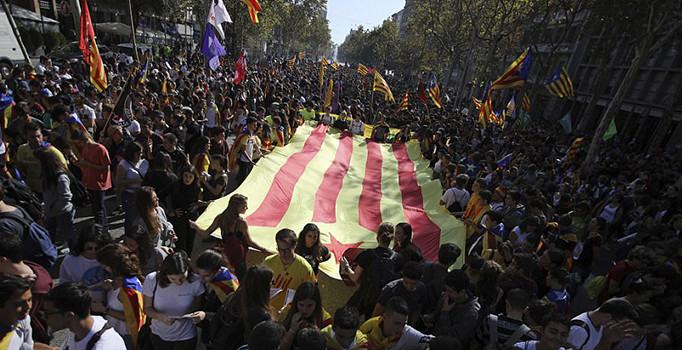 Son dakika! Katalonya bağımsızlığını ilan etti! İspanya görevden aldı