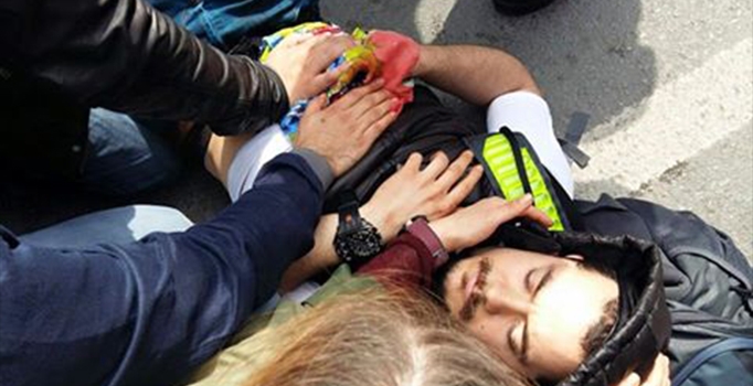 Bir gösterici bıçaklandı