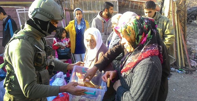 Mehmetçik 100 aileyi Cizre'den tahliye etti