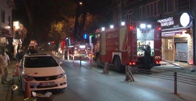 Üsküdar'da çatı yangını
