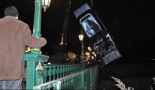 Otomobil Porsuk Çayı'na uçtu: 1 ölü